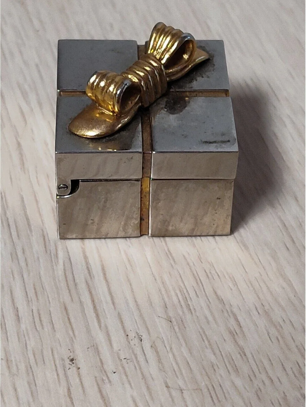 Small Vintage (CL-X15A) 1996 Flip Top Present Box Roman Numeral Clock ..
